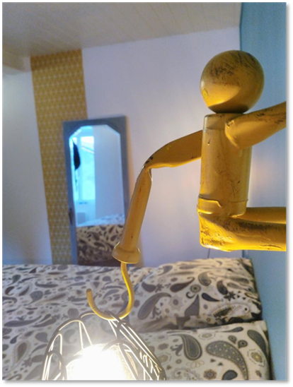 Une image contenant int�rieur, lit, table, jaune

Description g�n�r�e automatiquement